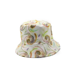Détail du motif tie-dye abstrait et des coutures sur un chapeau bob en toile blanche