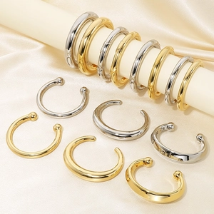 Bagues d'oreille en acier inoxydable plaqué or 18 carats et argent sur fond de soie