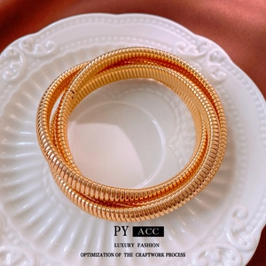 Bracelet enveloppant à trois couches en acier inoxydable doré avec finition vintage polie