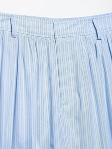 Gros plan détaillé du short rayé bleu clair montrant les passants et la texture