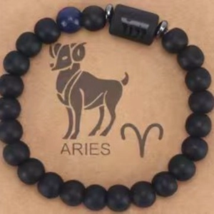 Widder Sternzeichen Perlenarmband mit mattschwarzen Steinen und blauen Akzenten
