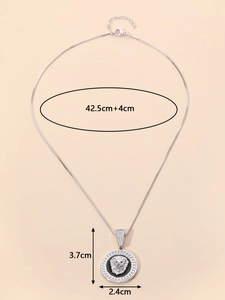 Dimensions du pendentif tête de lion argenté montrant 3,7 cm de haut et 2,4 cm de large