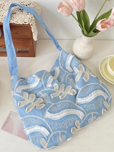 Borsa tote in tela azzurro cielo con ricamo floreale e ampia tracolla decorata