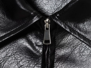 Détail de veste en similicuir noir avec col à revers et fermeture éclair métallique
