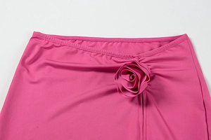 Détail de la rose faite main et de la fente sur cette jupe de couleur fuchsia