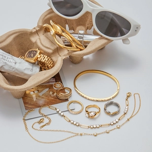Primo piano di eleganti anelli a serpente in oro e argento con bracciali coordinati