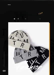 Gros plan de bonnets en tricot épais beige, gris et noir avec jacquard de lettres tendance