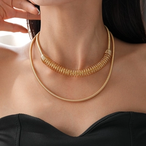 Ensemble de colliers dorés à double couche avec finition minimaliste en métal poli
