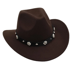 Détail d'un chapeau de cowboy en feutre marron avec perles et bande en cuir