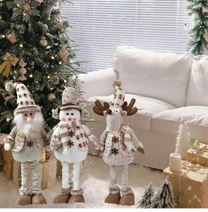 Dettaglio di figure natalizie nordiche in peluche con Babbo Natale e pupazzo di neve