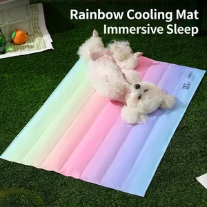 Alfombra refrescante arcoíris para mascotas con gel y perro sobre el césped verde