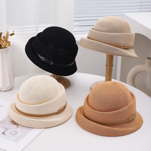 Détail d'un chapeau de paille avec bande en cuir et boucle en quatre couleurs élégantes