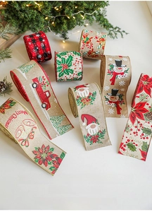 Gros plan de rubans de Noël en toile de jute avec motifs de flocons et bonshommes de neige
