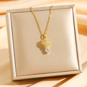 Luxueux collier avec pendentif tête de léopard dorée et cristaux micro-pavés étincelants