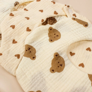 Detail van 6-laags katoenen gaas baby slabbetjes met berenprints en drukknop sluiting