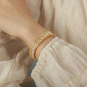 Bracciale a catena dragon bone dorata con intarsio in zircone e bordi a spiga di grano