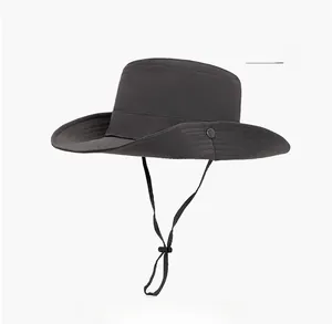 Dettaglio cappello grigio da sole con bottoni automatici laterali e cordino antivento
