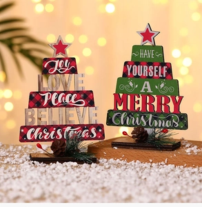 Detail der hölzernen Weihnachtsbaum-Tischdeko mit Karomustern und festlicher Schrift