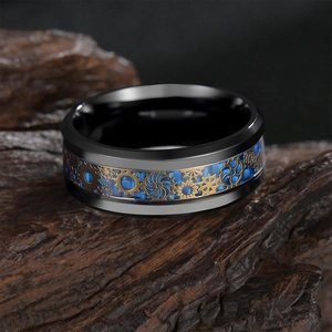 Bague steampunk 8mm en titane noir avec engrenages dorés et fibre de carbone bleue
