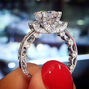 Damen Quadratischer Prinzessinnen-Schliff Ring Kupfer Zirkonia Gepflastert Drei Steine Hohles Band Verlobung Hochzeit Silberne Farbe Schmuck
