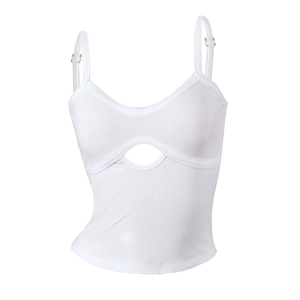 Détail d'un crop top blanc côtelé avec bretelles fines et découpe poitrine