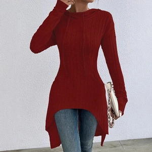 Détail du sweat à capuche en maille côtelée bordeaux avec ourlet asymétrique et cordon