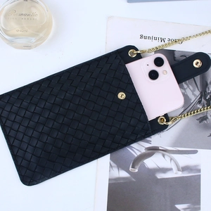 Mini sac pour téléphone noir tressé avec bandoulière chaîne dorée et fermoir