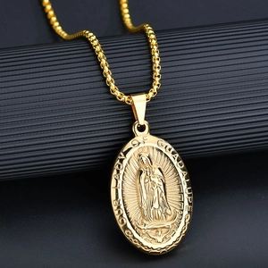 Collar con colgante ovalado dorado con relieve de la Virgen María y cadena de bolitas