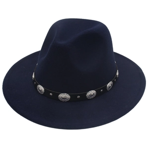 Détail du chapeau fedora bleu marine en laine avec bande en cuir et boucle en métal vieilli