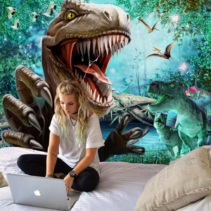 Dettaglio arazzo murale con dinosauri giurassici e T-Rex in un ambiente da camera
