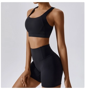 Dettaglio del set yoga nero con pantaloncini a vita alta e reggiseno sportivo