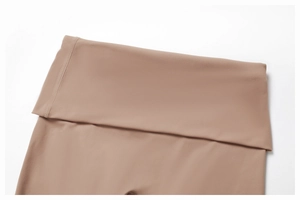 Détail du pantalon de yoga taille haute avec ceinture large repliée et tissu marron mocha