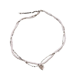 Collier double rang avec perles et pendentif coeur argenté sur fond blanc épuré