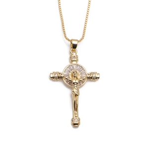 Collana a croce placcata in oro con figura di Gesù e cristalli di zircone per donna