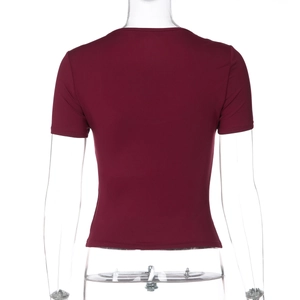 Vue arrière détaillée d'un t-shirt en tricot rouge foncé moulant avec bordure en dentelle