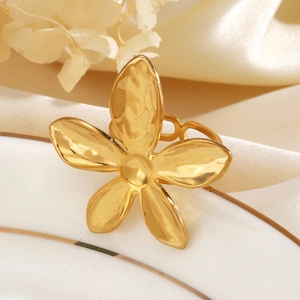 Bague fleur exagérée plaquée or 18K avec texture martelée sur fond de soie blanche