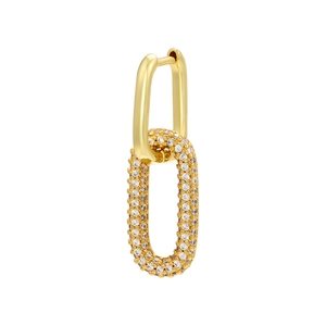 Nahaufnahme goldener Kettenohrringe mit weißen Zirkonia-Mikropavé auf dem unteren Ring