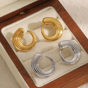 Elegant C-shaped ribbed stainless steel earrings in gold and silver set in jewelry box