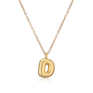 Dettaglio macro del ciondolo a lettera D placcato in oro 18k e catena a maglie fini