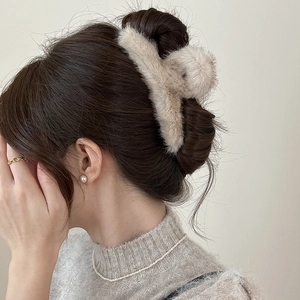 Grande pince à cheveux en fourrure de vison dégradé beige et marron sur un mannequin