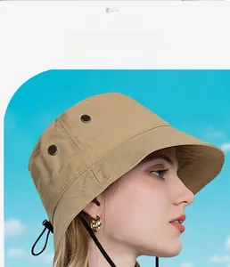 Détail du chapeau de soleil extérieur kaki avec évents métalliques et mentonnière réglable