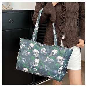 Détail du sac cabas gris avec motif de crâne fleuri violet sur tissu nylon