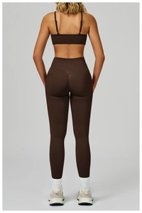 Vue arrière de l'ensemble de yoga marron sans couture avec legging taille haute et brassière