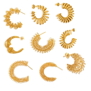 Boucles d'oreilles créoles dorées en acier titane avec divers designs de spirale en C