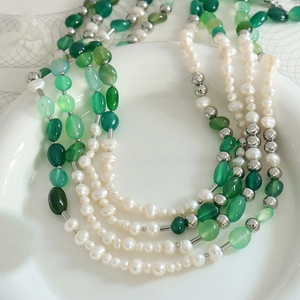 Collana multistrato con pietre verdi naturali, perle d'acqua dolce e perline in acciaio