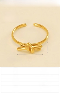 Dettaglio dell'anello a nodo dorato regolabile con misure di 13,5 mm di larghezza e 6 mm di altezza