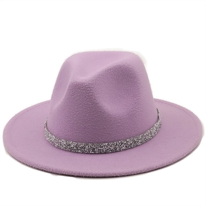 Détail d'un chapeau fedora violet avec bande décorative argentée pailletée sur feutre de laine