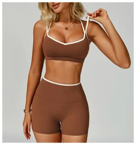 Dettaglio del set yoga marrone con bordini bianchi a contrasto e reggiseno con scollo a V