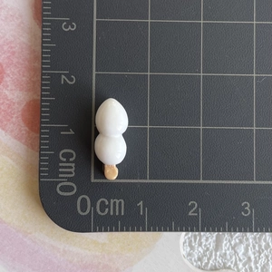 Vue macro détaillée d'une miniature de brochette oden de 1,5 cm sur règle