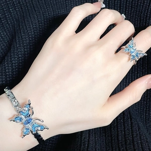 Set bracciale aperto e anello a farfalla in smalto blu con finitura argentata